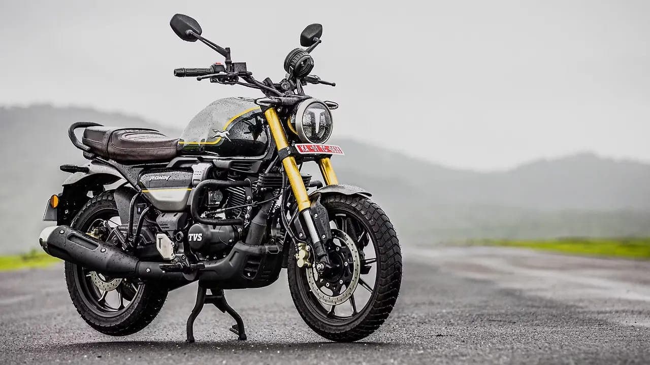 TVS Ronin 225 right front three-quarter view