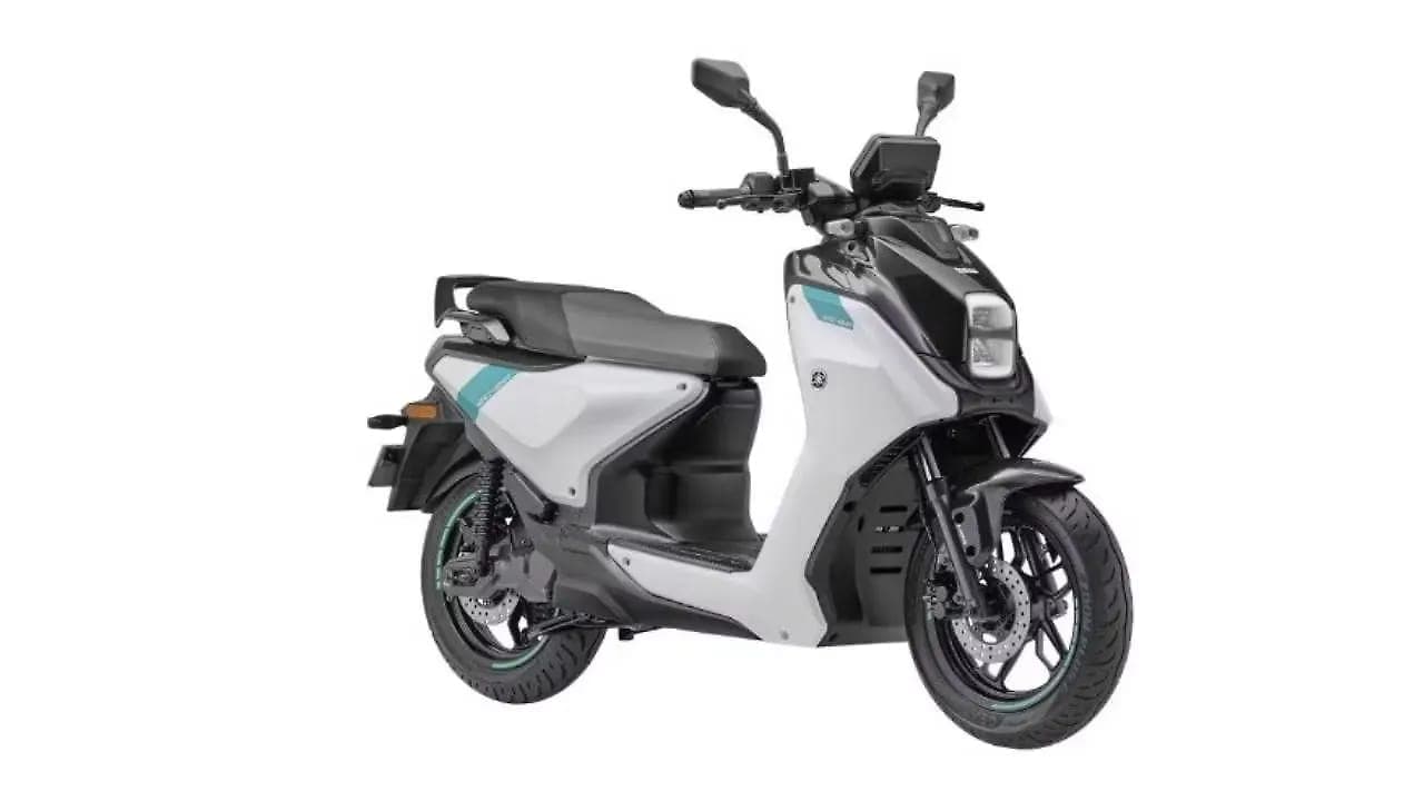 Yamaha EC 06 right front three-quarter view