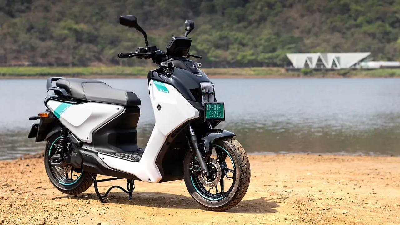 Yamaha EC 06 right front three-quarter view