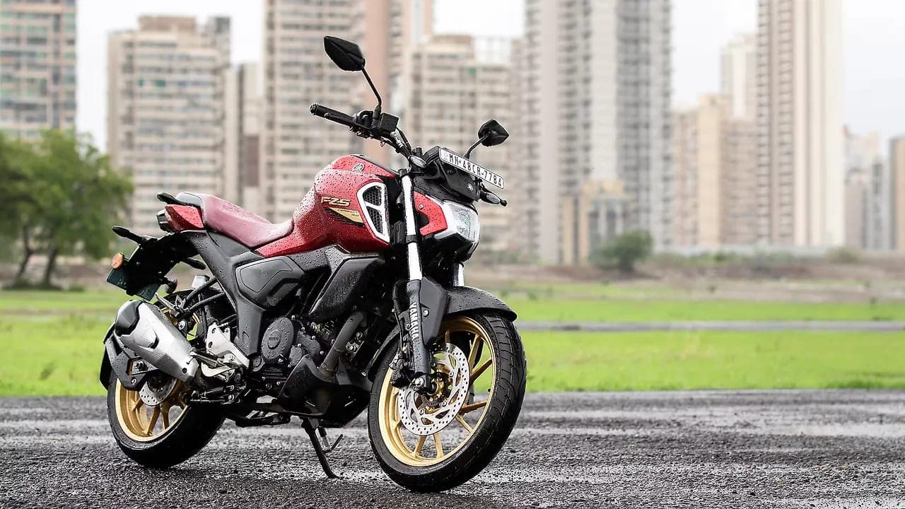 Yamaha FZS V4 fi right front three-quarter view