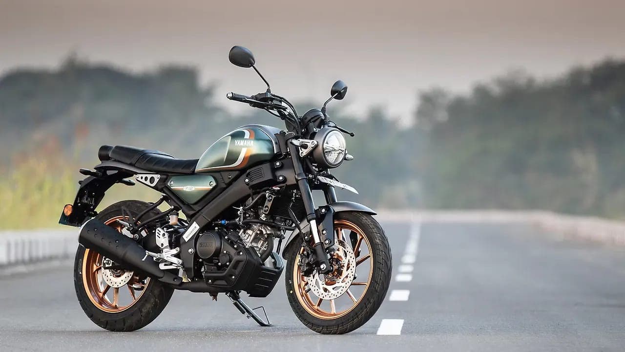 Yamaha XSR 155 right front three-quarter view