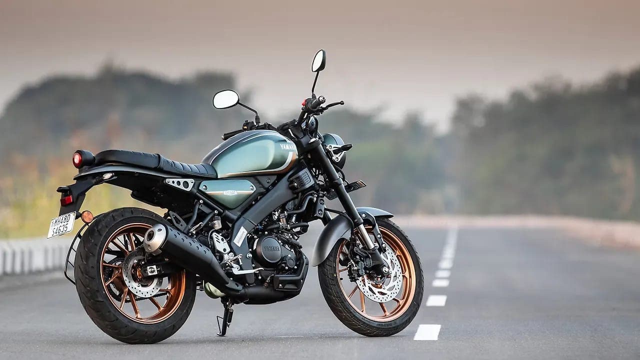 Yamaha XSR 155 right rear three-quarter view